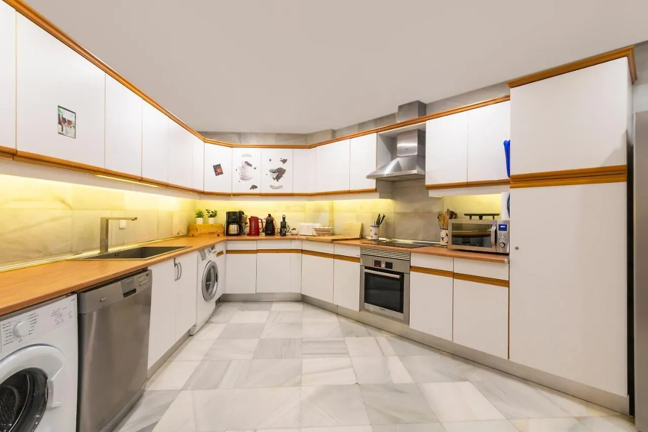 Superb Large Apartment On The Beach マルベーリャ