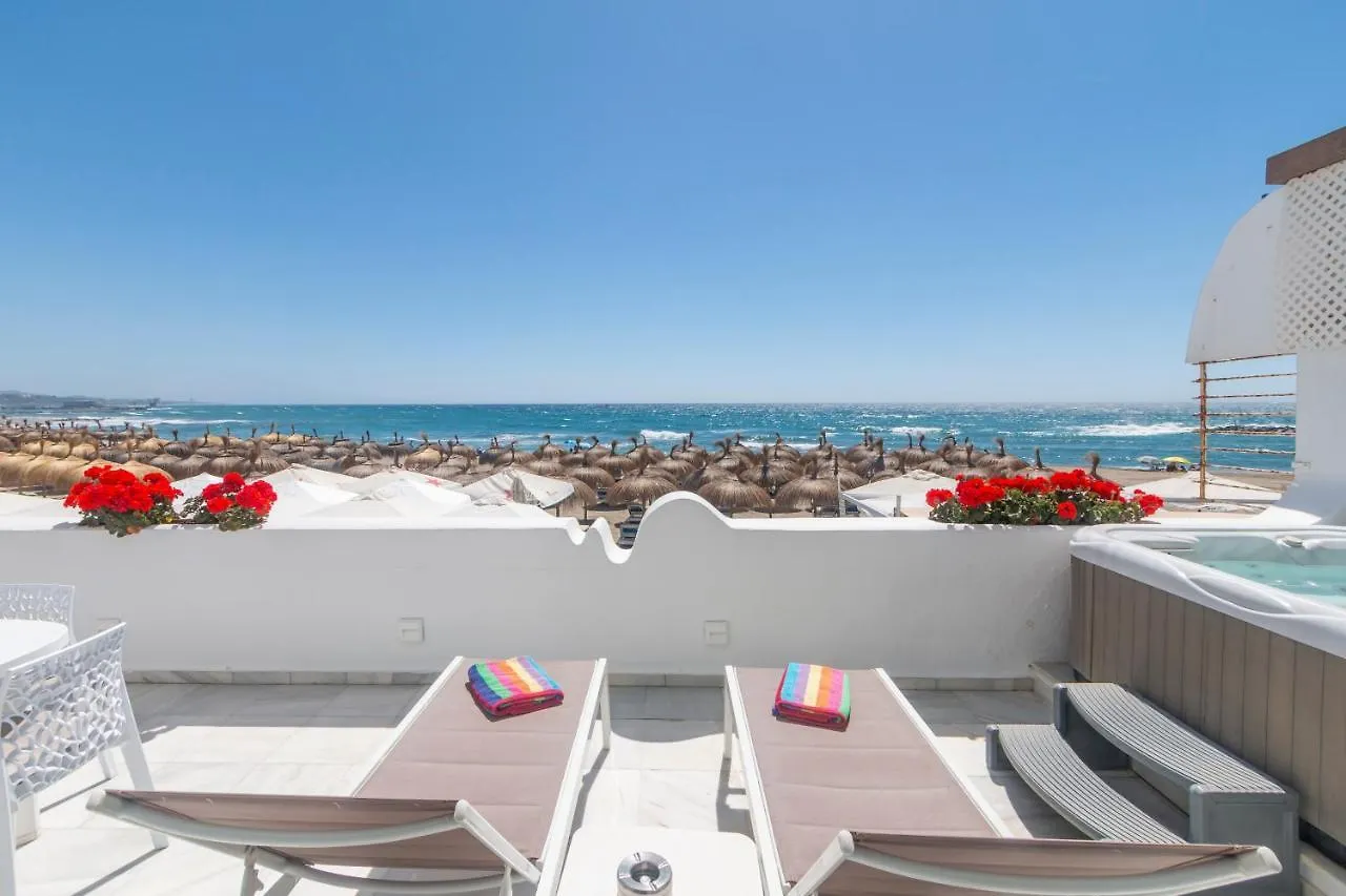 Superb Large Apartment On The Beach マルベーリャ