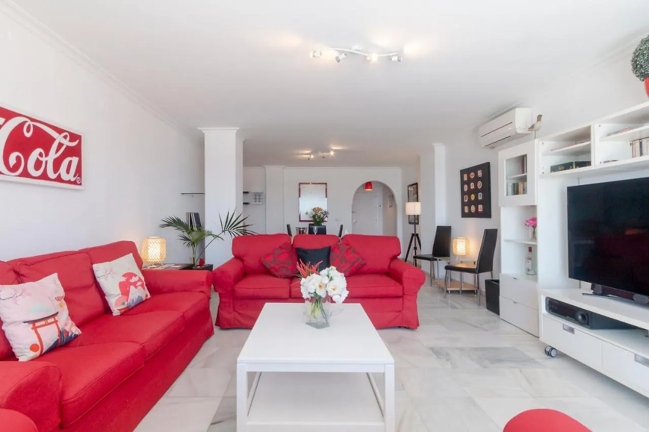 Superb Large Apartment On The Beach マルベーリャ