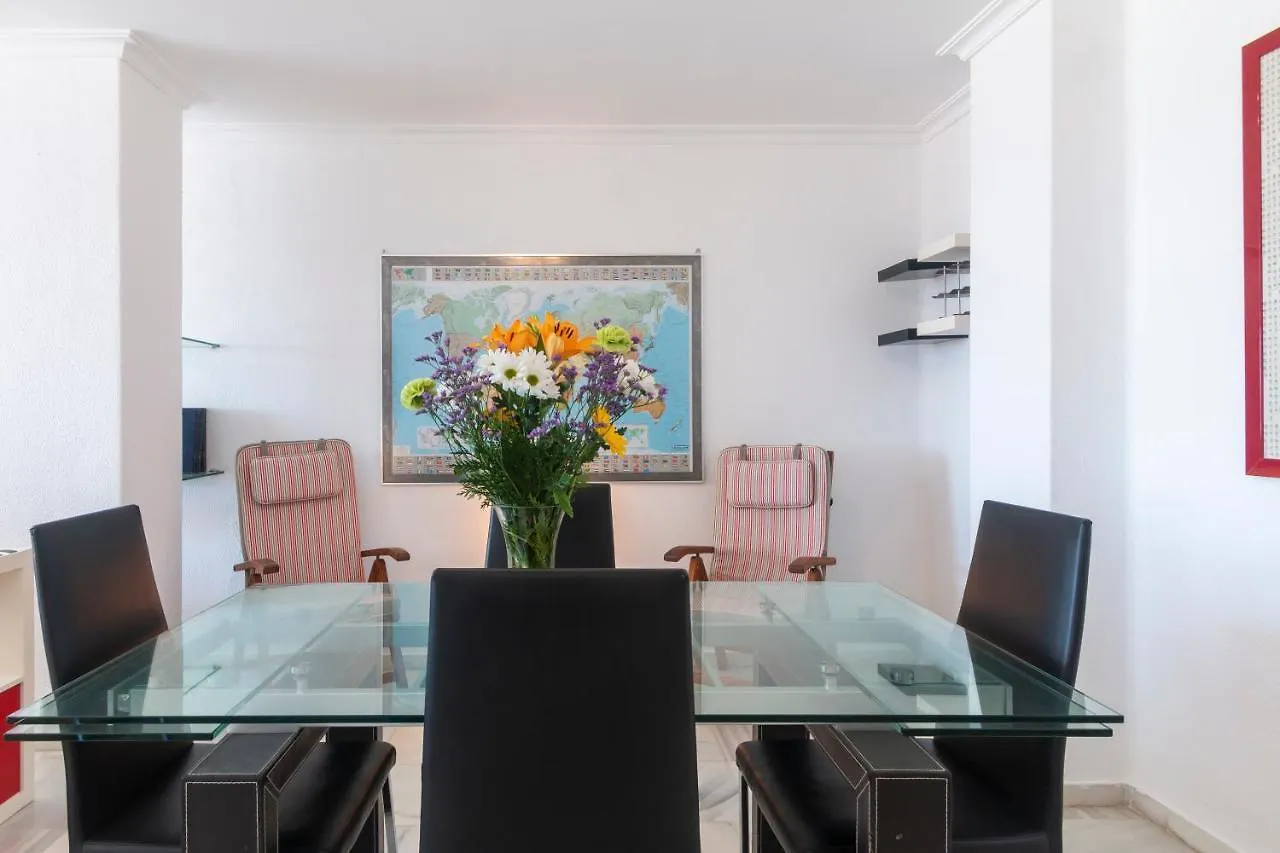 Superb Large Apartment On The Beach マルベーリャ