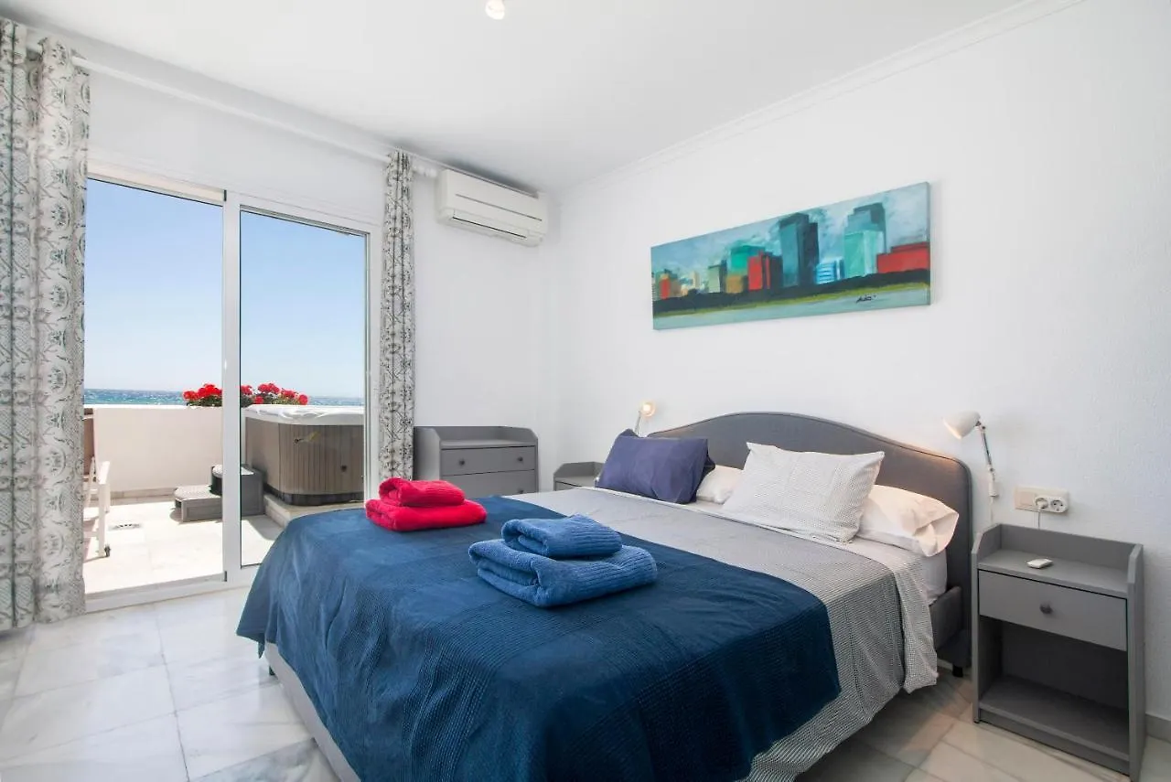 Superb Large Apartment On The Beach マルベーリャ