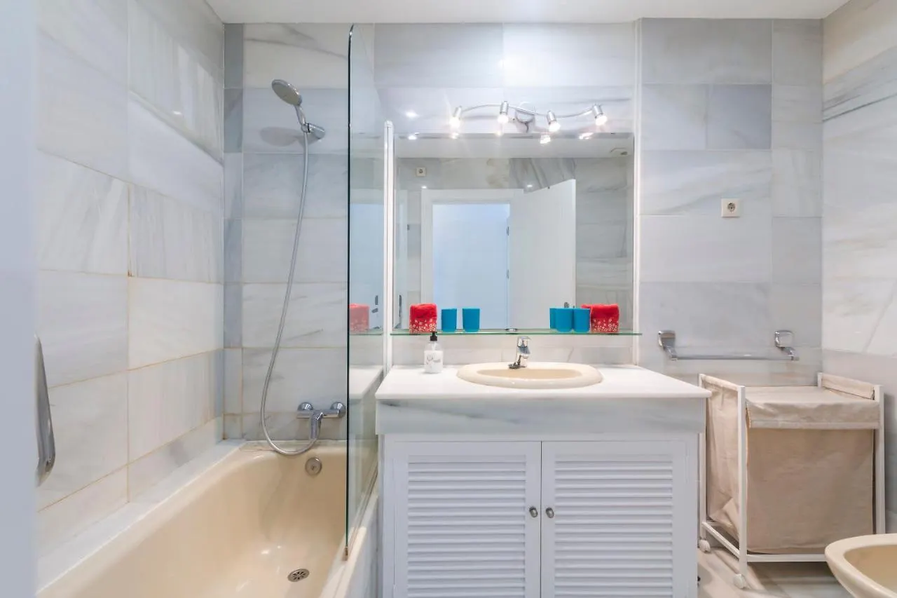 Superb Large Apartment On The Beach マルベーリャ 0*,  スペイン