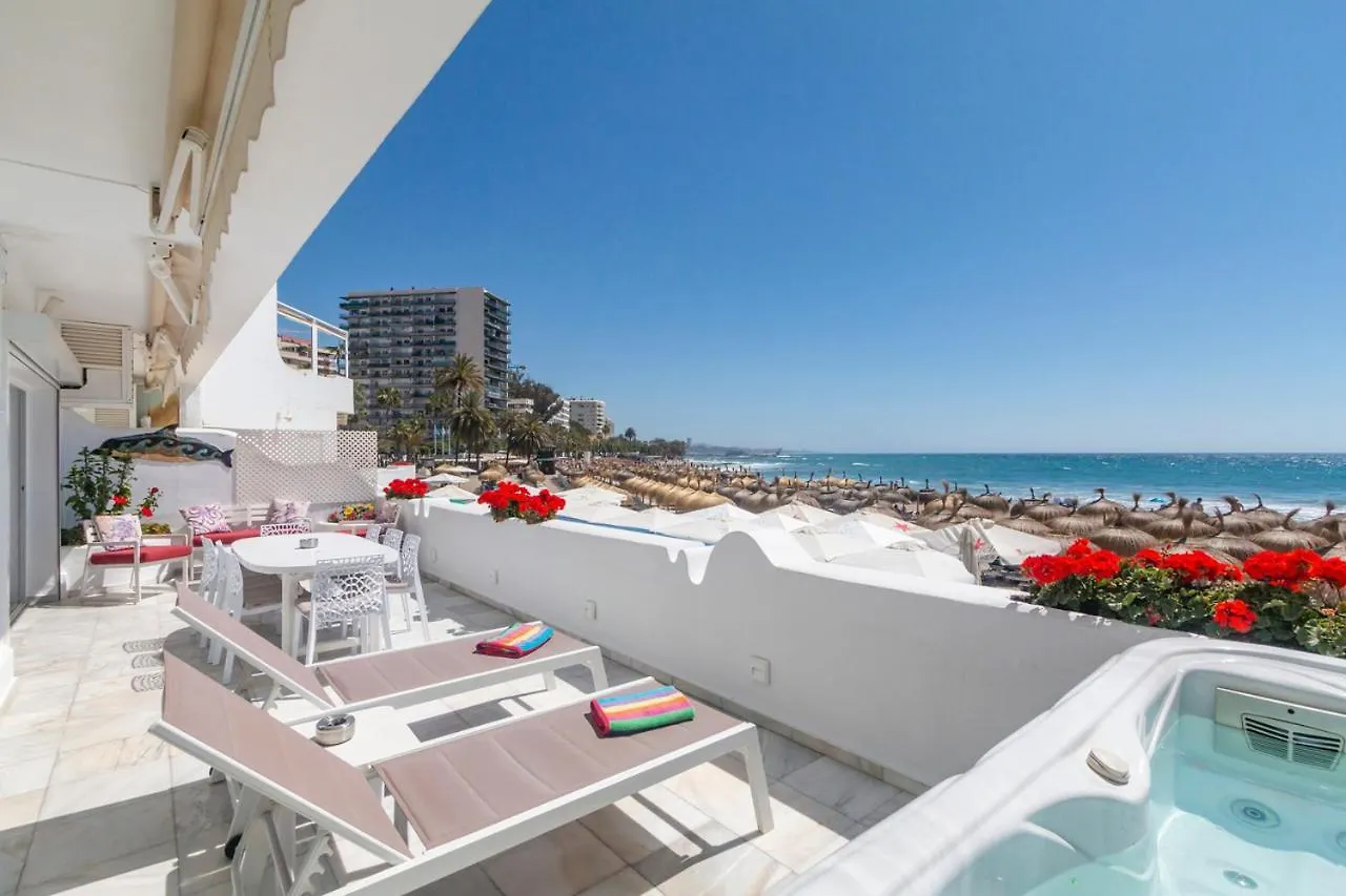 Superb Large Apartment On The Beach マルベーリャ